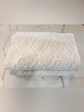Peri Home Morris Star Design Bath Towel Two Piece Set Cotton Ivory/ Cream NWOT